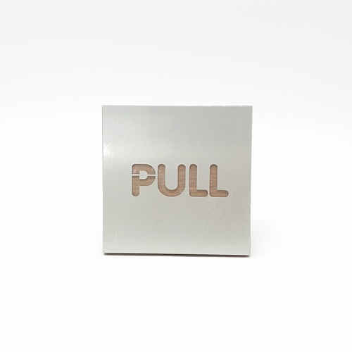 ป้ายอลูฯประกบไม้ CSWSS-002 PULL ขนาด 9x9ซม. สีเงิน