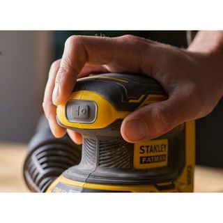 STANLEY เครื่องขัดกระดาษทรายกลมไร้สาย 125มม.SFMCW220B-XJ (เฉพาะตัวเครื่อง)