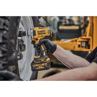 DEWALT บล็อกกระแทกไร้สายไร้แปรงถ่าน 20V Max DCF891N-B1 (เฉพาะตัวเครื่อง)