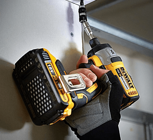 DEWALT ชุดดอกไขควง 10 ชิ้น DT70518T-QZ พร้อมหัวจับดอกสว่านแบบหมุนได้