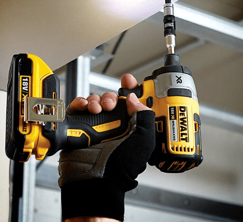 DEWALT ชุดดอกไขควง 10 ชิ้น DT70518T-QZ พร้อมหัวจับดอกสว่านแบบหมุนได้