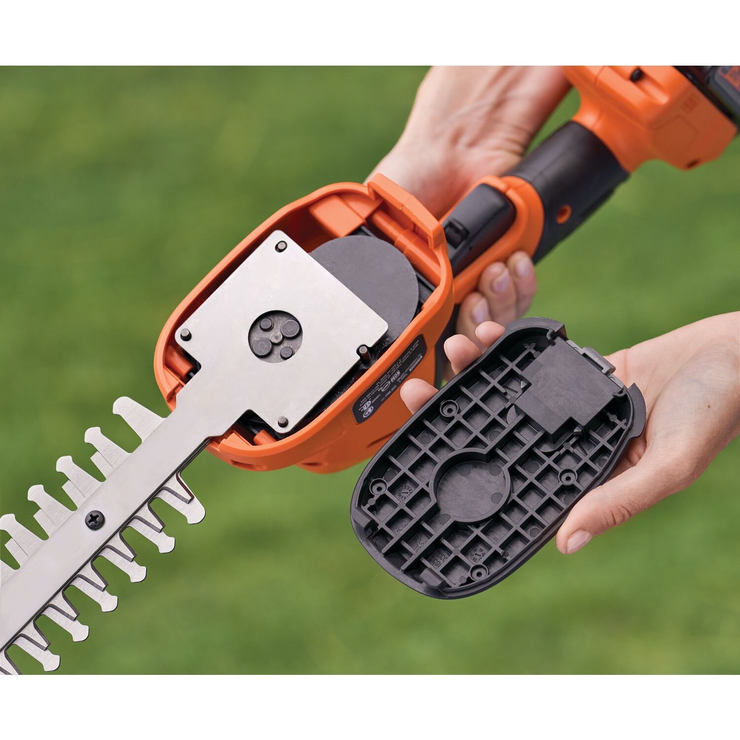 BLACK+DECKER เครื่องตัดแต่งพุ่มไม้ไร้สายขนาดเล็ก 20 โวลต์ (Max) BCSS20D1-B1