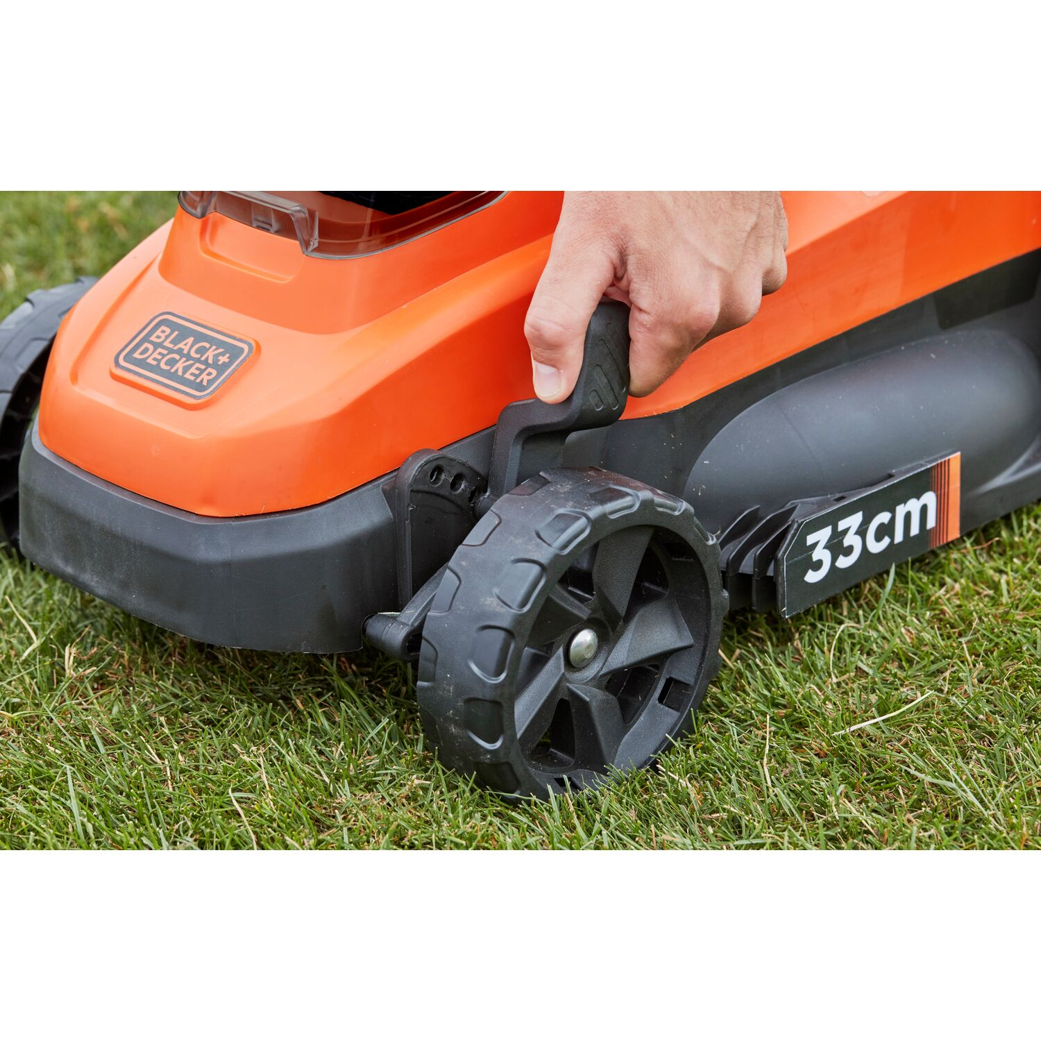 BLACK+DECKER รถตัดหญ้าไร้สาย 18V BCMW33184L2-QW พร้อมแบตเตอรี่ 2 ก้อน