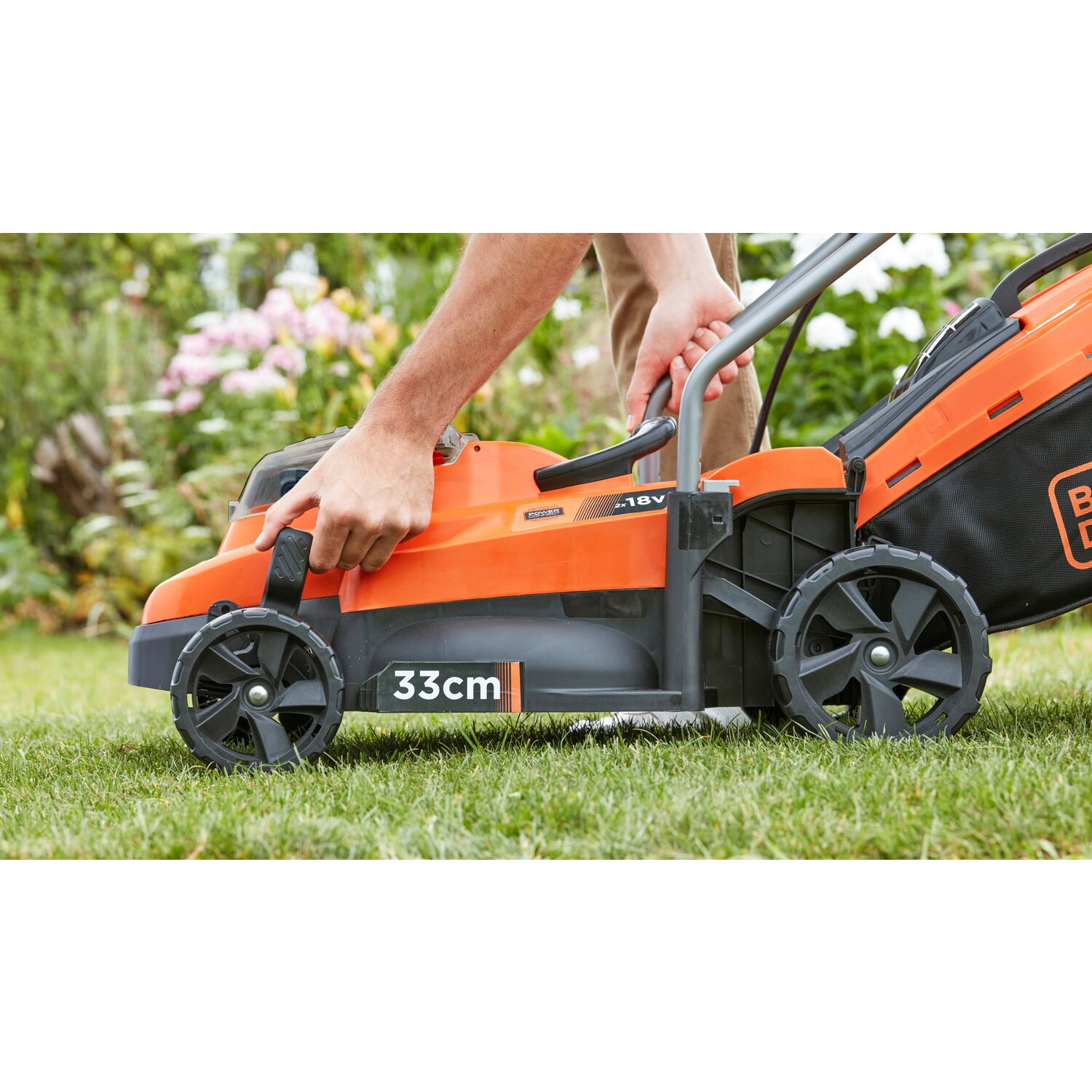 BLACK+DECKER รถตัดหญ้าไร้สาย 18V BCMW33184L2-QW พร้อมแบตเตอรี่ 2 ก้อน