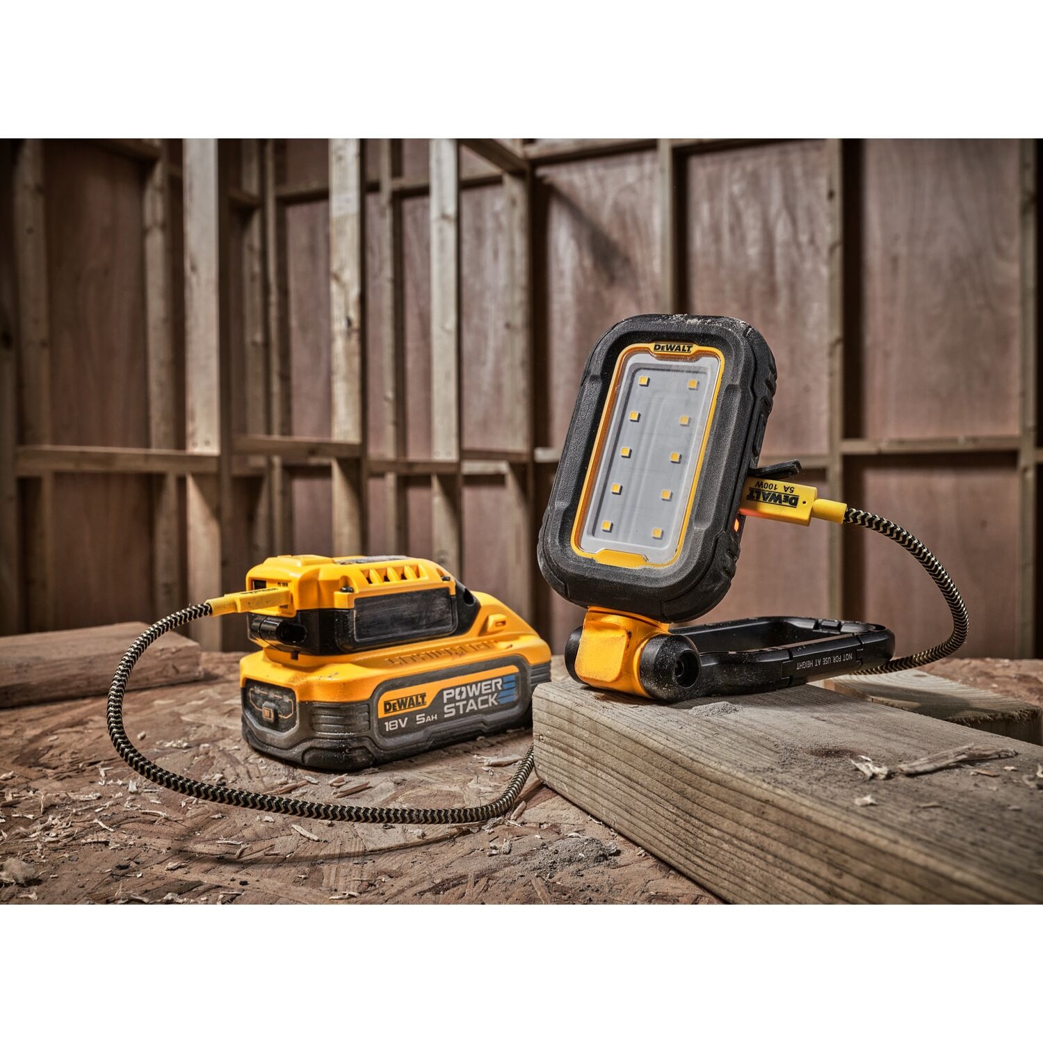 DEWALT ไฟ LED ส่องทำงานแบบพกพา DCL182