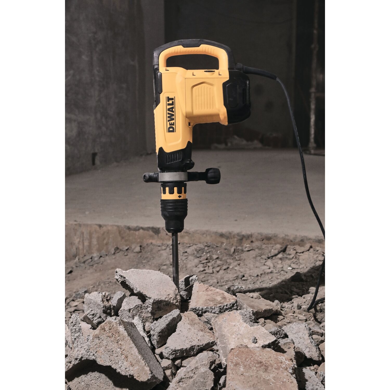 DEWALT เครื่องสกัดไฟฟ้า 10 กก. 1600W SDS-Max รุ่น D25881K-B1