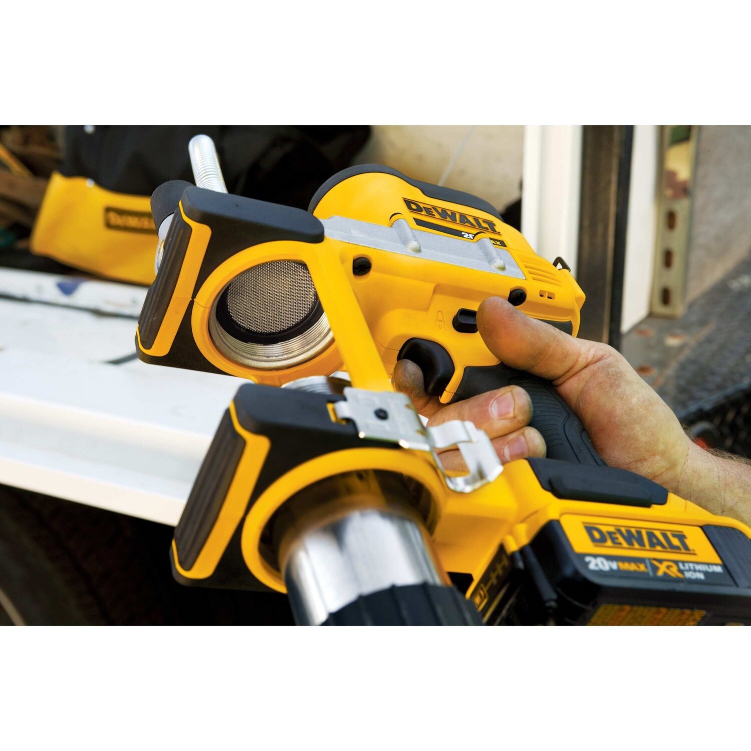 DEWALT เครื่องอัดจารบีไร้สาย 20V Max DCGG571B เฉพาะตัวเครื่อง