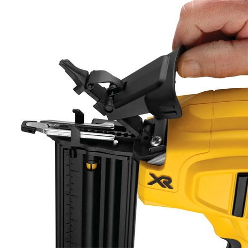 DEWALT เครื่องยิงตะปูไร้สาย 20V Max 18GA (เฉพาะตัวเครื่อง) รุ่น DCN680B