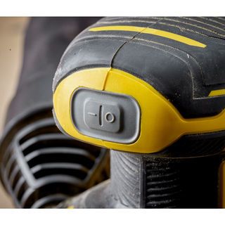 STANLEY เครื่องขัดกระดาษทรายกลมไร้สาย 125มม.SFMCW220B-XJ (เฉพาะตัวเครื่อง)