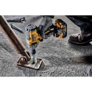 DEWALT บล็อกกระแทกไร้สายไร้แปรงถ่าน 20V Max DCF891N-B1 (เฉพาะตัวเครื่อง)